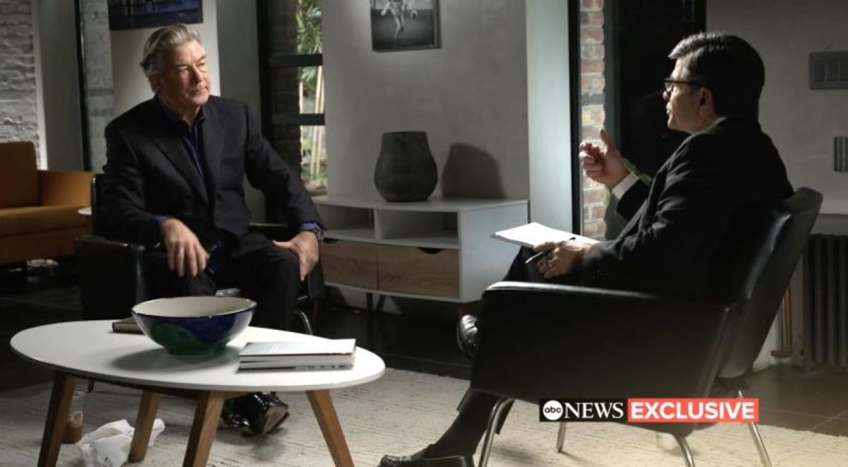 Alec Baldwin, incidente sul set: “Non è colpa mia, mi ha detto lei di sparare” Alec Baldwin, incidente sul set: “Non è colpa mia, mi ha detto lei di sparare”