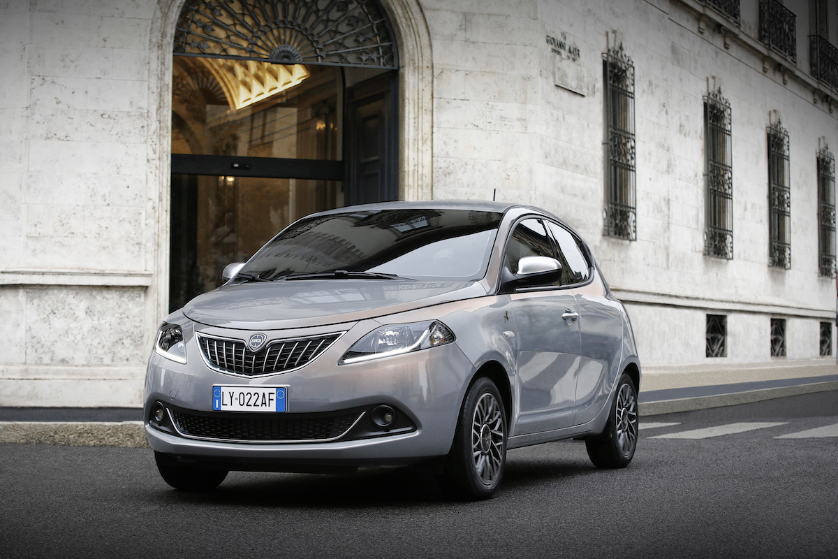 Lancia presenta la nuova serie speciale Ypsilon Alberta Ferretti Lancia presenta la nuova serie speciale Ypsilon Alberta Ferretti