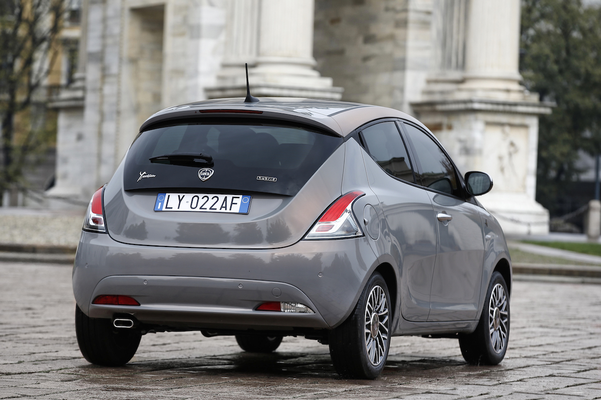 Lancia presenta la nuova serie speciale Ypsilon Alberta Ferretti Lancia presenta la nuova serie speciale Ypsilon Alberta Ferretti