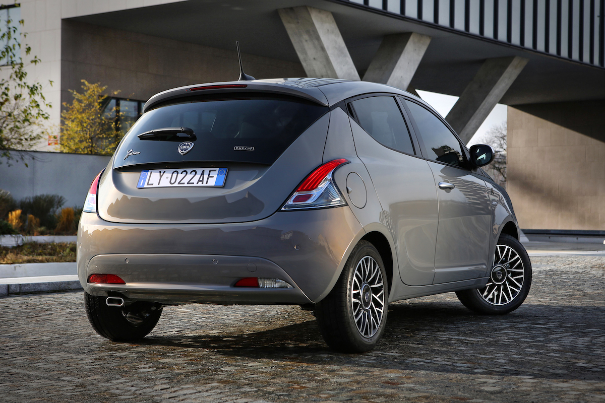 Lancia presenta la nuova serie speciale Ypsilon Alberta Ferretti Lancia presenta la nuova serie speciale Ypsilon Alberta Ferretti