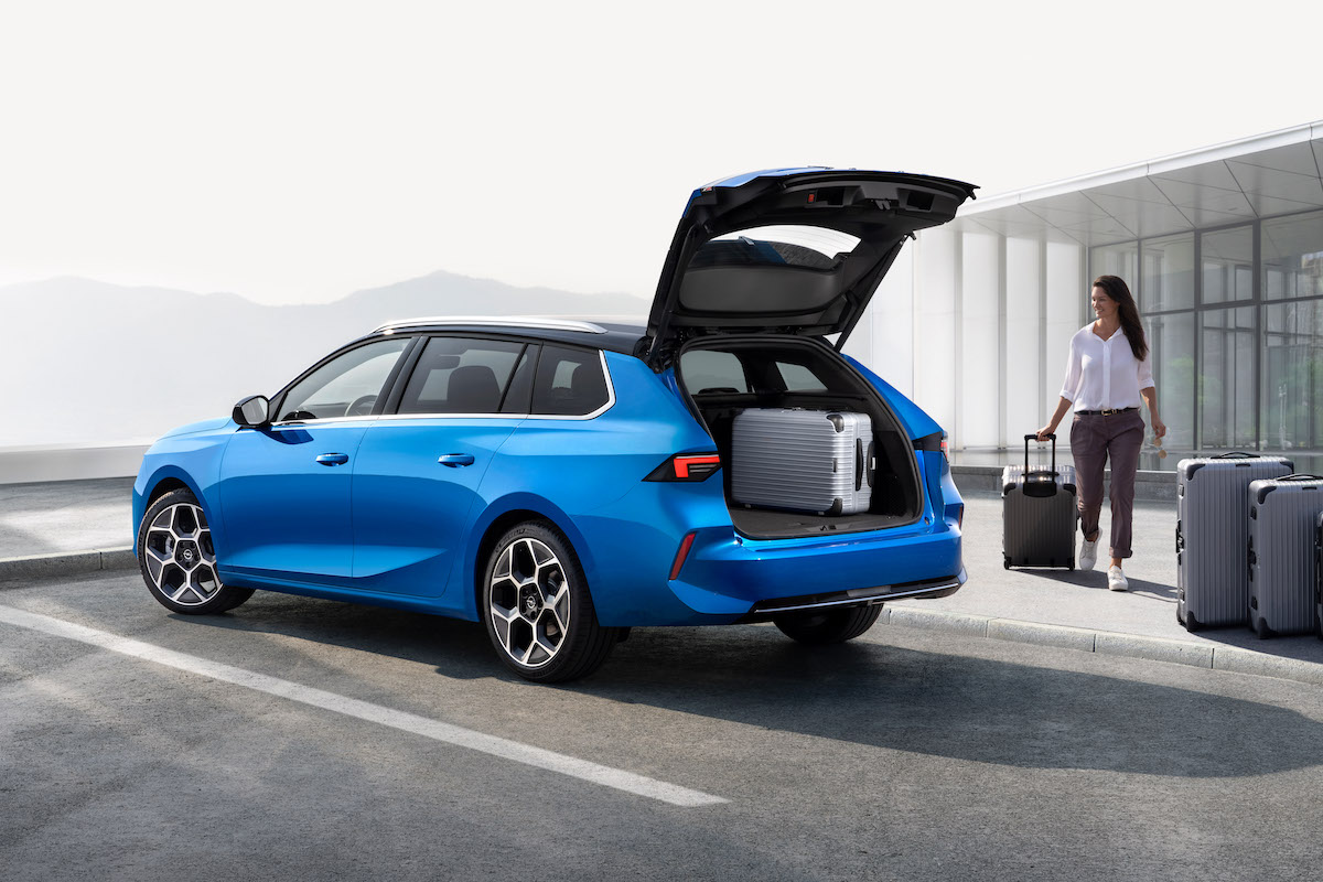 Opel Astra Sports Tourer fa un salto nell’era elettrica e del design Opel Astra Sports Tourer fa un salto nell’era elettrica e del design