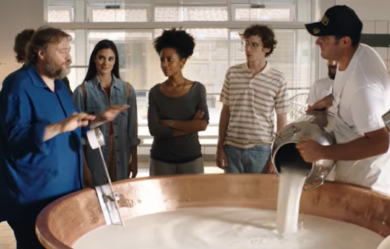 Parmigiano Reggiano, “Renatino sfruttato”: e l’azienda ritira lo spot