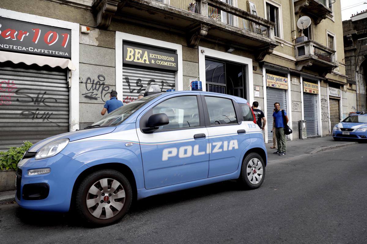 Bari, accoltella coetaneo per la fidanzata contesa e lecca il taglierino Bari, accoltella coetaneo per la fidanzata contesa e lecca il taglierino