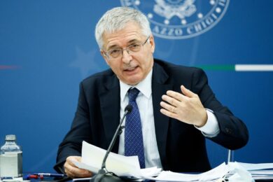 Fitch alza il rating italiano a BBB. “I conti migliorano”. Su anche il Pil