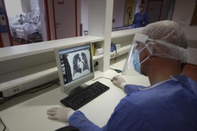 Medici no vax, al lavoro in ospedale anche se sospesi. Blitz dei Nas