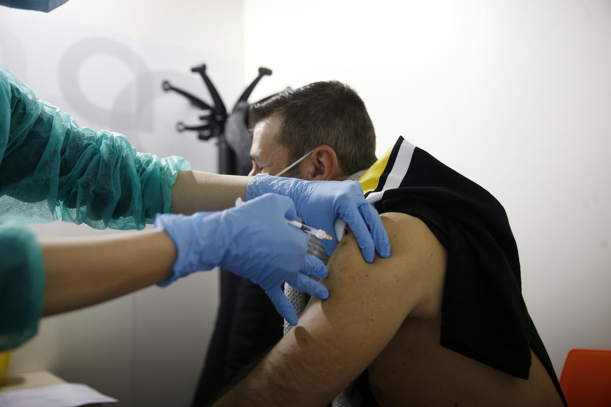 Vaccini, rischio terapia intensiva 16 volte maggiore per un no vax Vaccini, rischio terapia intensiva 16 volte maggiore per un no vax