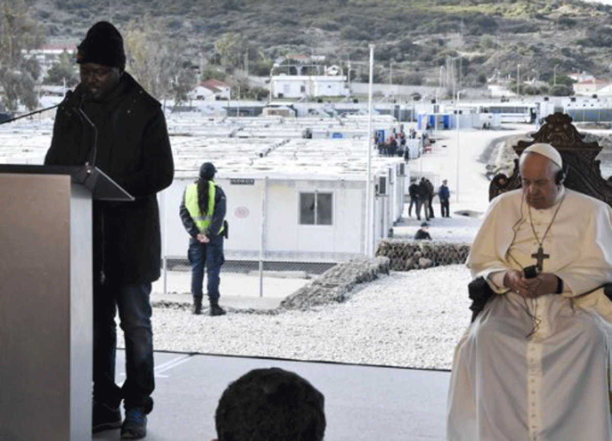 Il Papa in mezzo ai migranti di Lesbo: “Fermiamo questo naufragio di civiltà” Il Papa in mezzo ai migranti di Lesbo: “Fermiamo questo naufragio di civiltà”