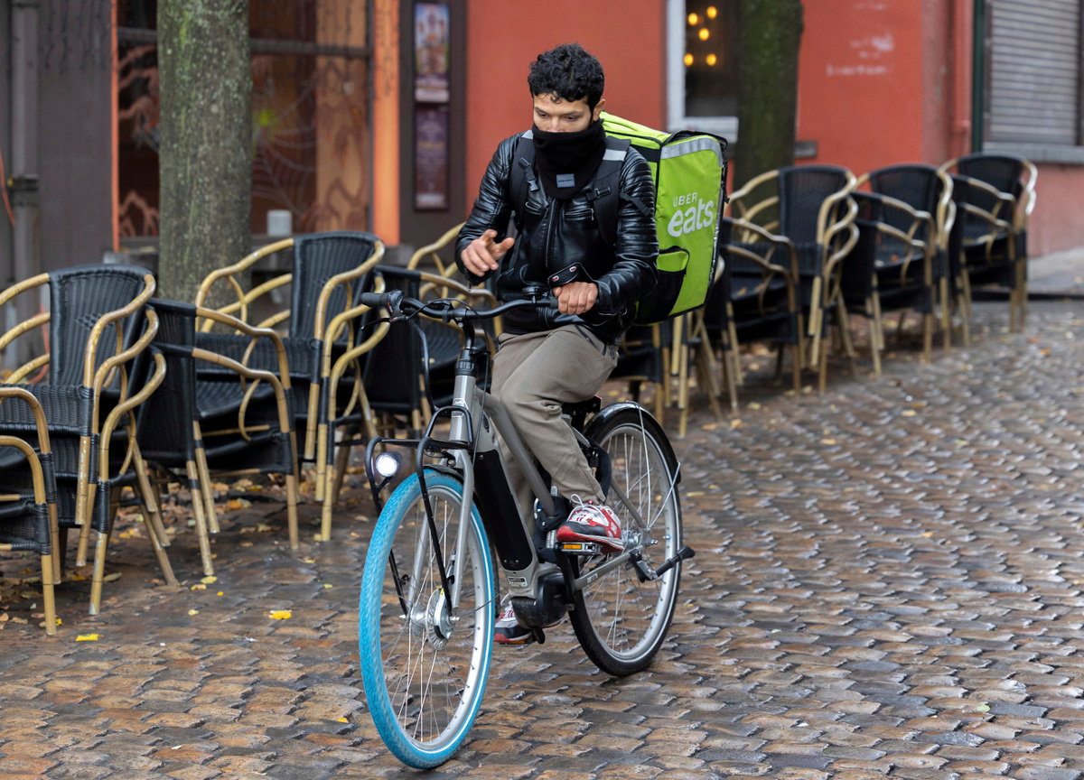 Ue, la svolta per i rider. Pronta la legge. “Sono dipendenti, vanno assunti” Ue, la svolta per i rider. Pronta la legge. “Sono dipendenti, vanno assunti”