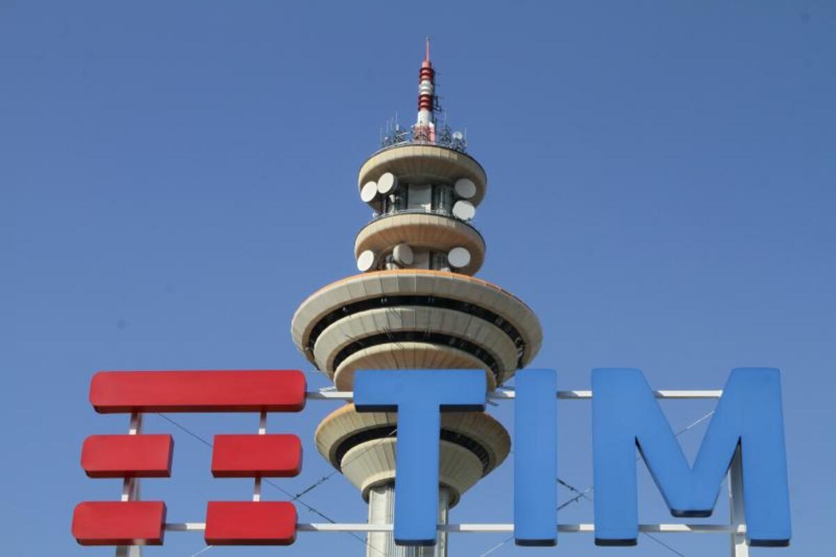 Tim, Grillo: Cdp via da OF. Inutile la fusione delle reti. Vendite in borsa Tim, Grillo: Cdp via da OF. Inutile la fusione delle reti. Vendite in borsa