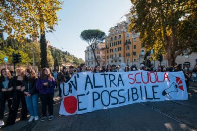 “Tamponi gratis per i ragazzi dai 12 ai 18 anni discriminati dal Green Pass”