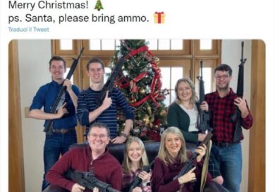 Usa, bufera su deputato del Kentucky: nella foto di Natale in posa col mitra