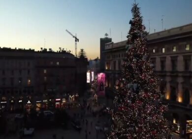 Acceso l’albero di Natale in piazza Duomo a Milano. VIDEO