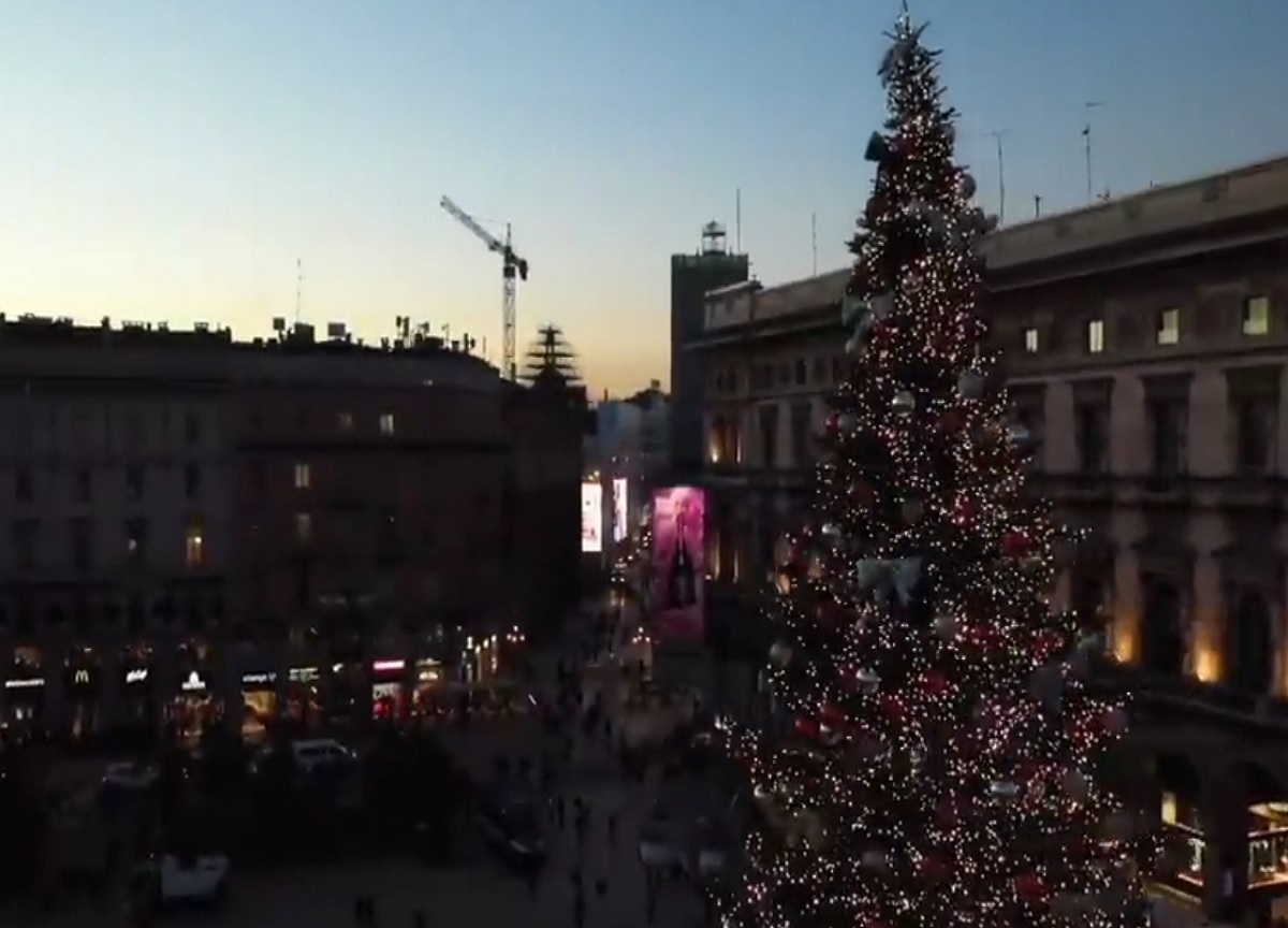 Acceso l’albero di Natale in piazza Duomo a Milano. VIDEO Acceso l’albero di Natale in piazza Duomo a Milano. VIDEO