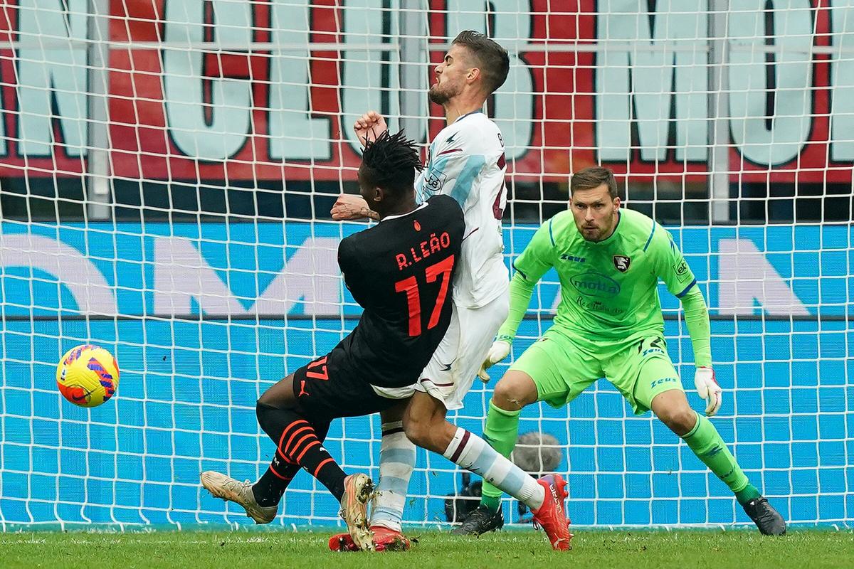 Milan, Leao ko: lesione muscolare. Pioli allarme: solo Ibrahimovic in attacco Milan, Leao ko: lesione muscolare. Pioli allarme: solo Ibrahimovic in attacco