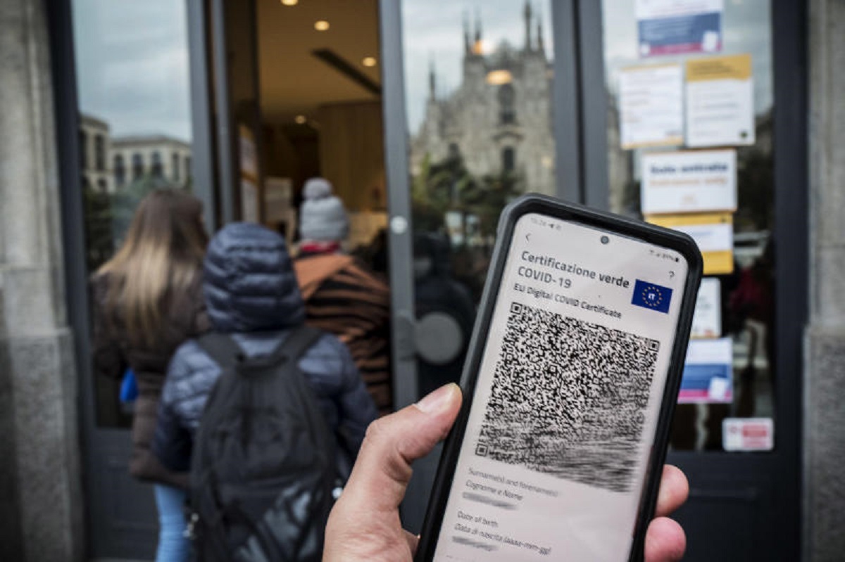 Entra in vigore il Super Green Pass: cosa cambia, regole e controlli a Milano Entra in vigore il Super Green Pass: cosa cambia, regole e controlli a Milano