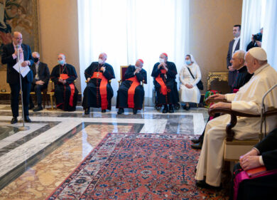 Il Papa: “Aupetit? Condannato solo per dei massaggi e carezze alla segretaria”