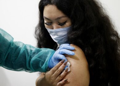 Vaccino, Salute: “I guariti dal Covid devono fare la terza dose dopo 5 mesi”