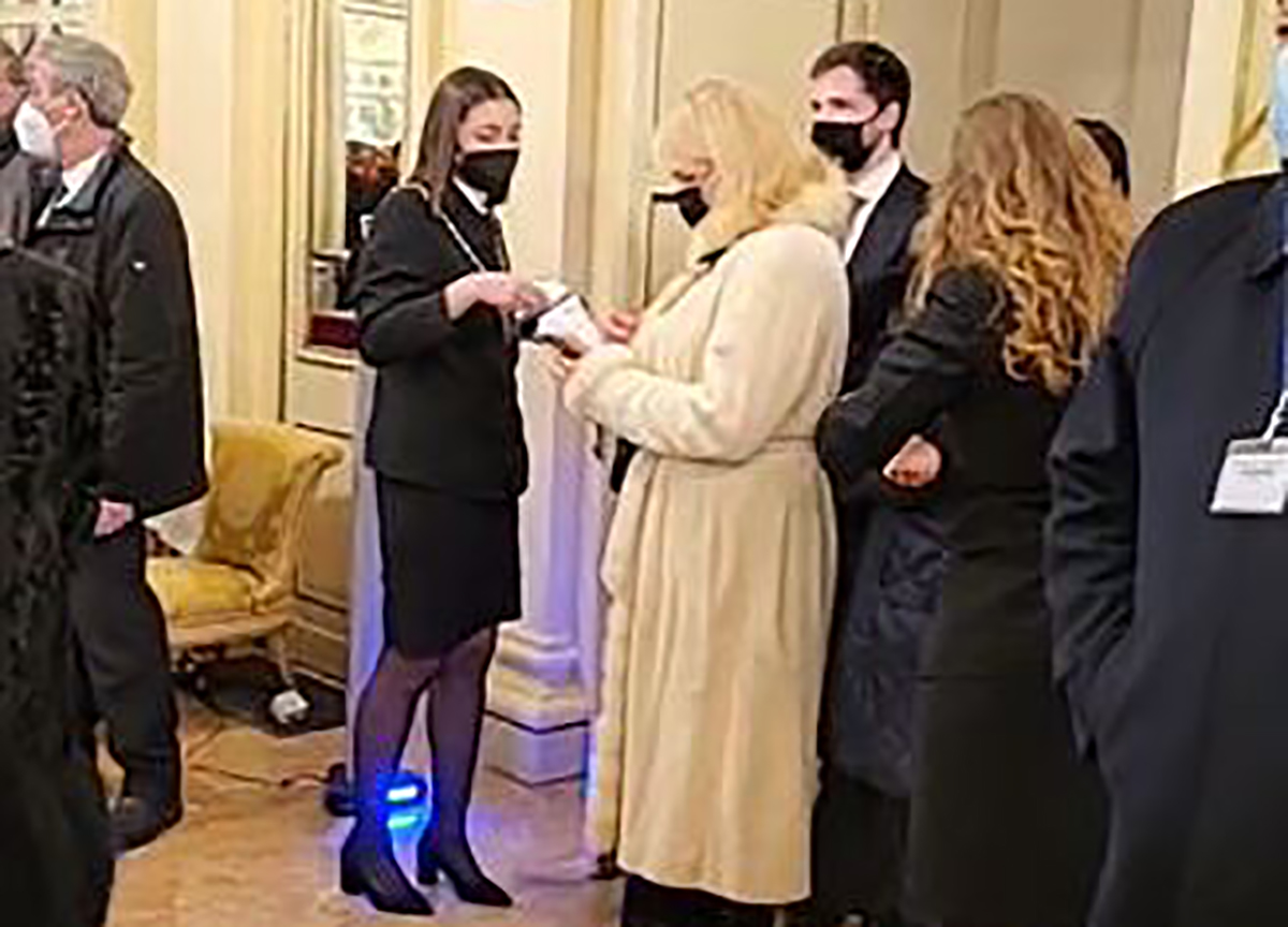 Prima della Scala, Affari c’è: video inediti, standing ovation a Mattarella Prima della Scala, Affari c’è: video inediti, standing ovation a Mattarella