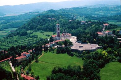 Esorcismo a Vicenza: ragazza urla, bestemmia e aggredisce il prete