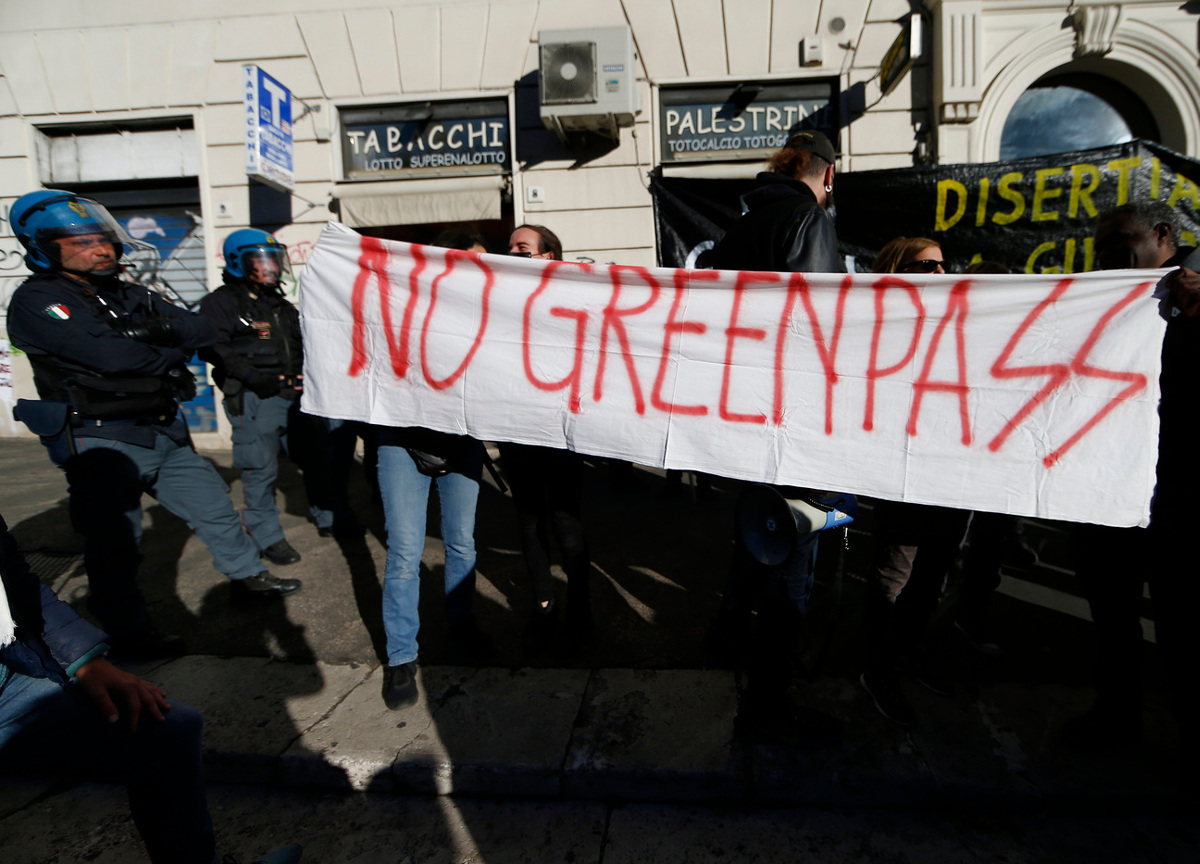 No Green Pass assaltano un bus in Val di Susa. Terrore al confine francese