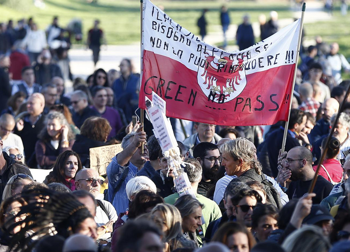 No Green Pass assaltano un bus in Val di Susa. Terrore al confine francese