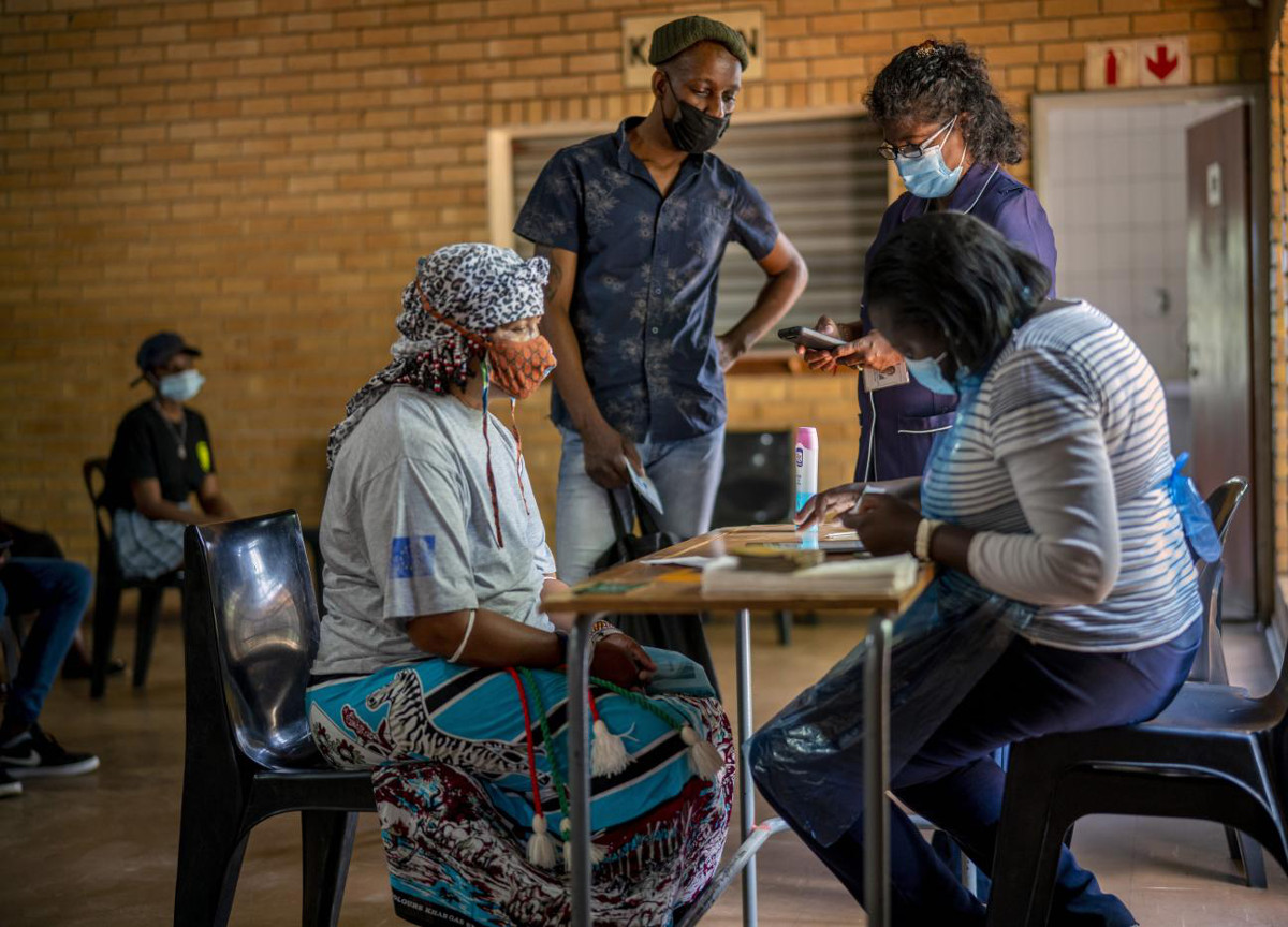 Omicron, Oms: “Più contagiosa, meno pericolosa”. “Vaccino copre dopo 3 dosi”