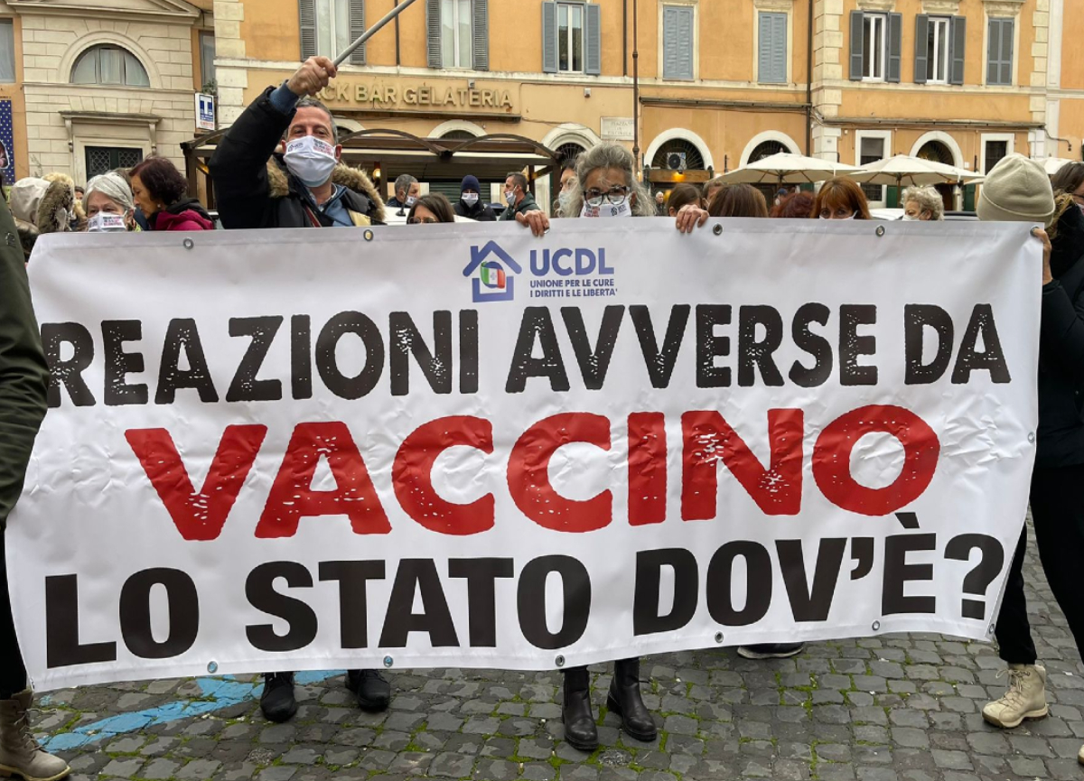 Vaccini, il Governo rifiuta il dialogo con chi ha avuto reazioni avverse Vaccini, il Governo rifiuta il dialogo con chi ha avuto reazioni avverse