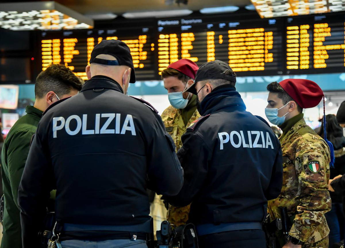 Vaccino, 100mila insegnati e forze dell’ordine No Vax. Dal 15/12 l’obbligo