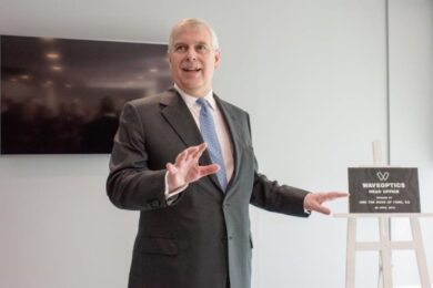 Epstein, spuntano foto con la regina: feste private nelle dimore di Elisabetta