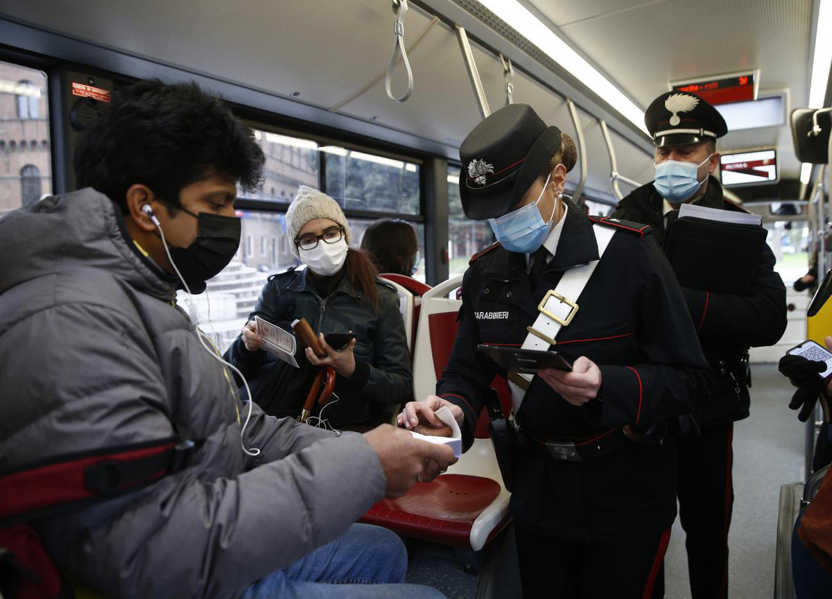 Super Green Pass, manca black list dei vaccinati infettati: buco del governo Super Green Pass, manca black list dei vaccinati infettati: buco del governo