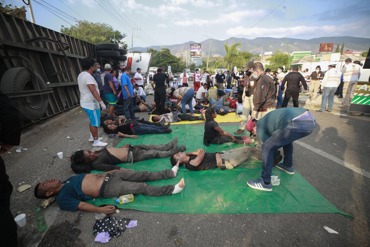 Messico, si schianta un camion con oltre 100 migranti a bordo: 55 morti Messico, si schianta un camion con oltre 100 migranti a bordo: 55 morti
