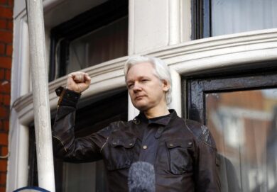 Assange, la Corte britannica ribalta la sentenza: sì a estradizione negli Usa