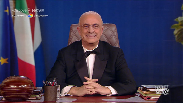 Fratelli di Crozza: De Luca rivendica la supremazia della Campania :“o lo fai che ci piove dentro o in Campania se lo arrubano” Fratelli di Crozza: De Luca rivendica la supremazia della Campania :“o lo fai che ci piove dentro o in Campania se lo arrubano”