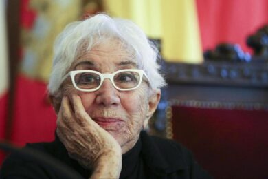 Funerale Lina Wertmüller, applausi e commozione: l’ultimo saluto alla regista