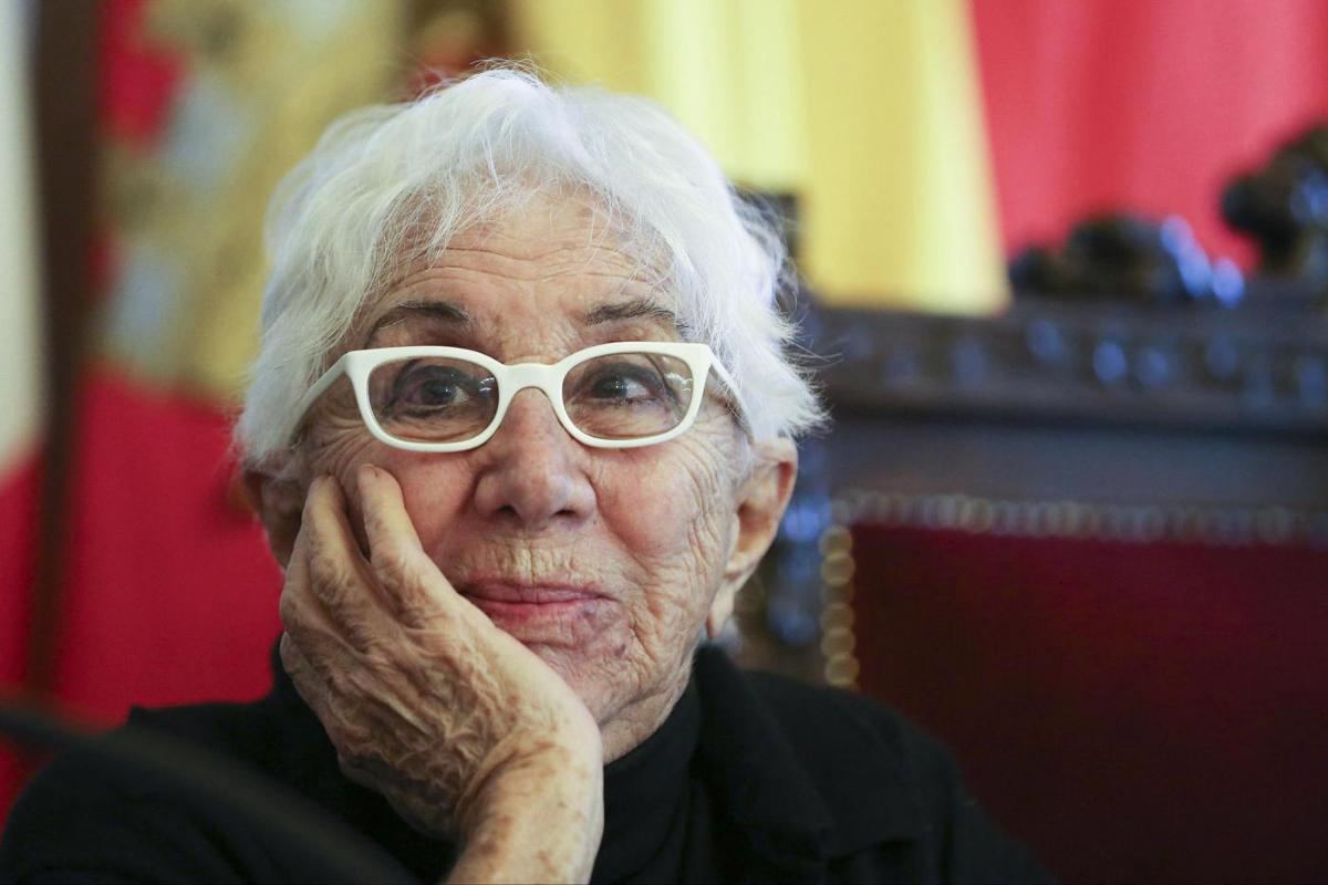 Funerale Lina Wertmüller, applausi e commozione: l’ultimo saluto alla regista Funerale Lina Wertmüller, applausi e commozione: l’ultimo saluto alla regista