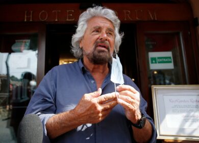 M5s, gip ordina imputazione per Beppe Grillo: denunciato per violenza privata