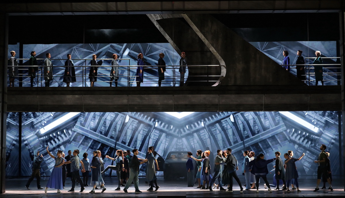 Una BMW Serie 5 nelle scene di apertura del Macbeth alla Scala di Milano Una BMW Serie 5 nelle scene di apertura del Macbeth alla Scala di Milano