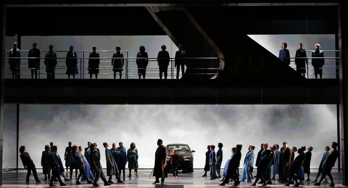 Una BMW Serie 5 nelle scene di apertura del Macbeth alla Scala di Milano Una BMW Serie 5 nelle scene di apertura del Macbeth alla Scala di Milano