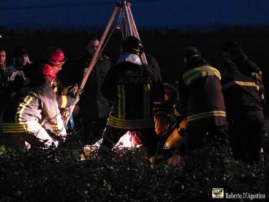 Reggio Emilia, sbanda in auto: si salva. Poi annega in un pozzo a pochi passi