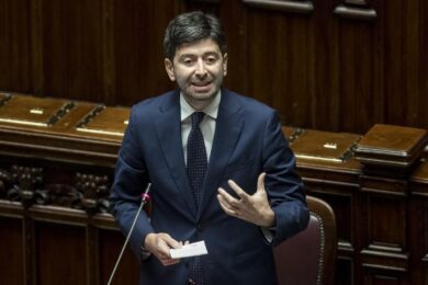 Covid, Speranza: in Cdm ulteriori restrizioni. Oms: “Tsunami di contagi”