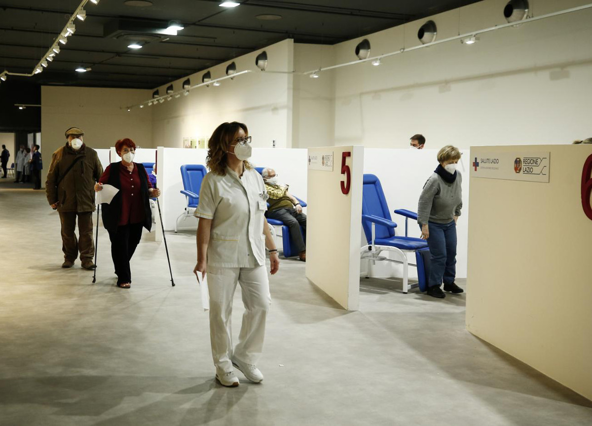 Coronavirus, Crisanti: “Green Pass inefficace, i contagi sono aumentati”