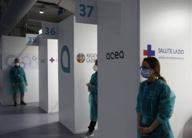 Coronavirus, Crisanti: “Green Pass inefficace, i contagi sono aumentati”