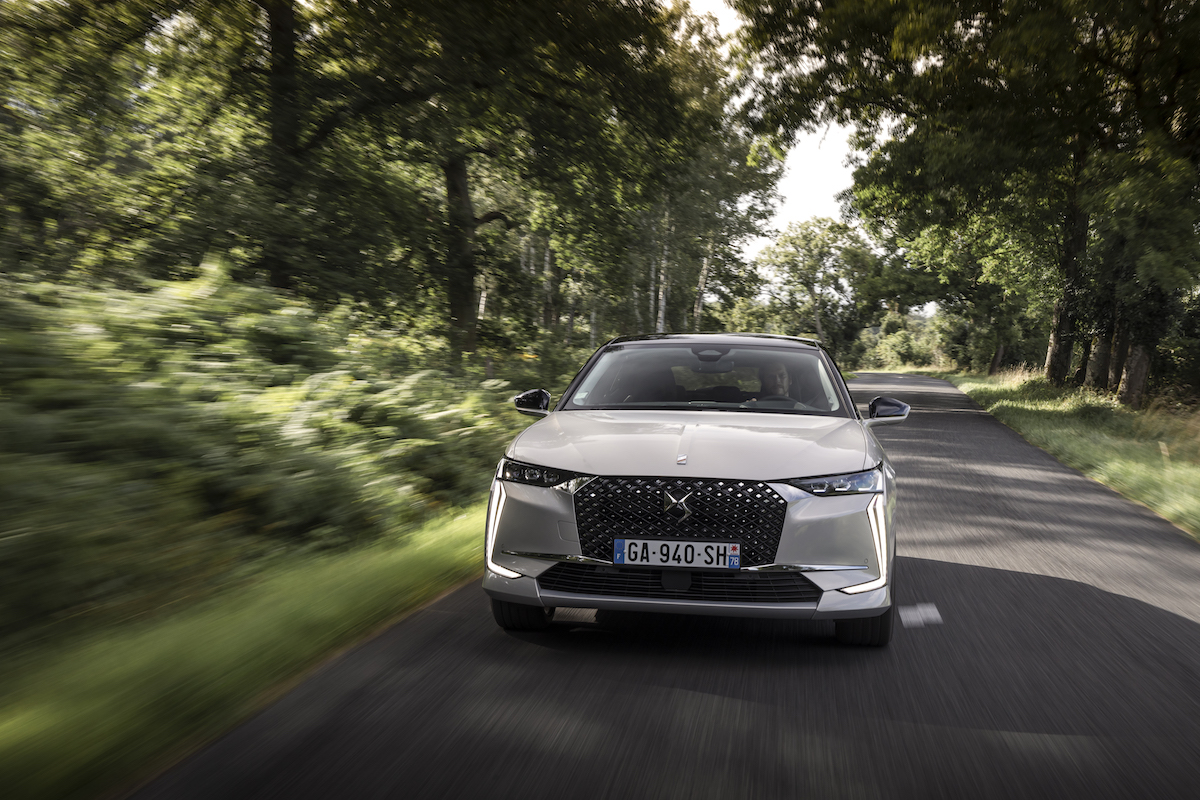 DS4, disponibile con motori Benzina, Diesel oppure l’ibrido plug-in E-Tense DS4, disponibile con motori Benzina, Diesel oppure l’ibrido plug-in E-Tense