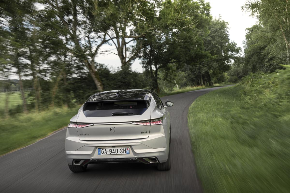 DS4, disponibile con motori Benzina, Diesel oppure l’ibrido plug-in E-Tense DS4, disponibile con motori Benzina, Diesel oppure l’ibrido plug-in E-Tense