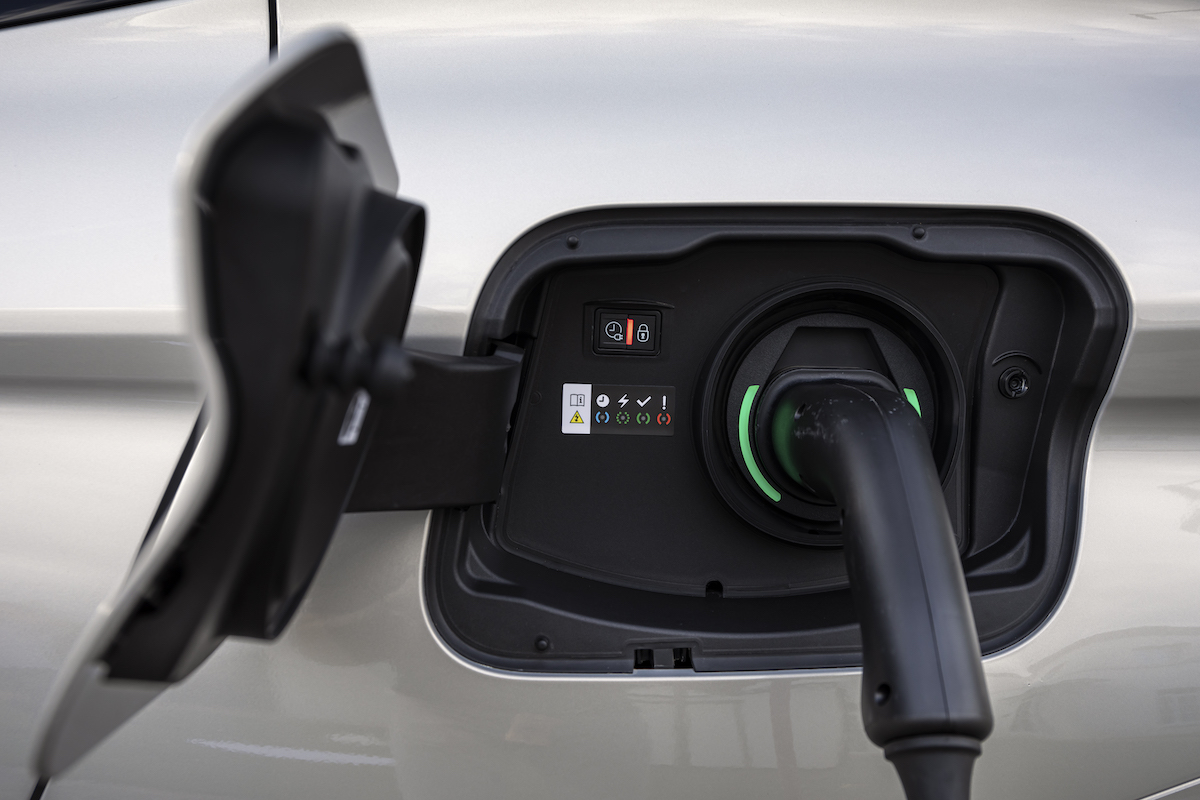 DS4, disponibile con motori Benzina, Diesel oppure l’ibrido plug-in E-Tense DS4, disponibile con motori Benzina, Diesel oppure l’ibrido plug-in E-Tense