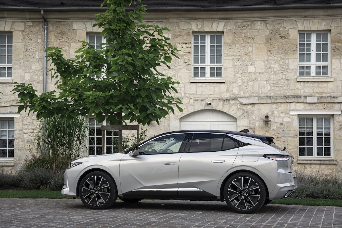 DS4, disponibile con motori Benzina, Diesel oppure l’ibrido plug-in E-Tense DS4, disponibile con motori Benzina, Diesel oppure l’ibrido plug-in E-Tense