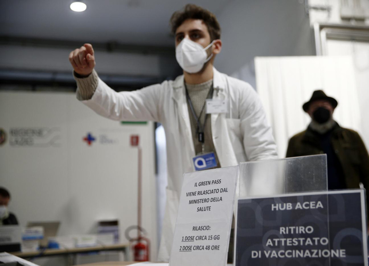 Pfizer, pronta la pillola anti-Covid. “Protegge da Omicron, efficacia al 90%”