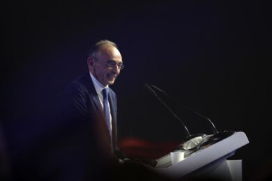 Francia, Zemmour presenta il programma “immigrazione zero”. Macron ride ma…