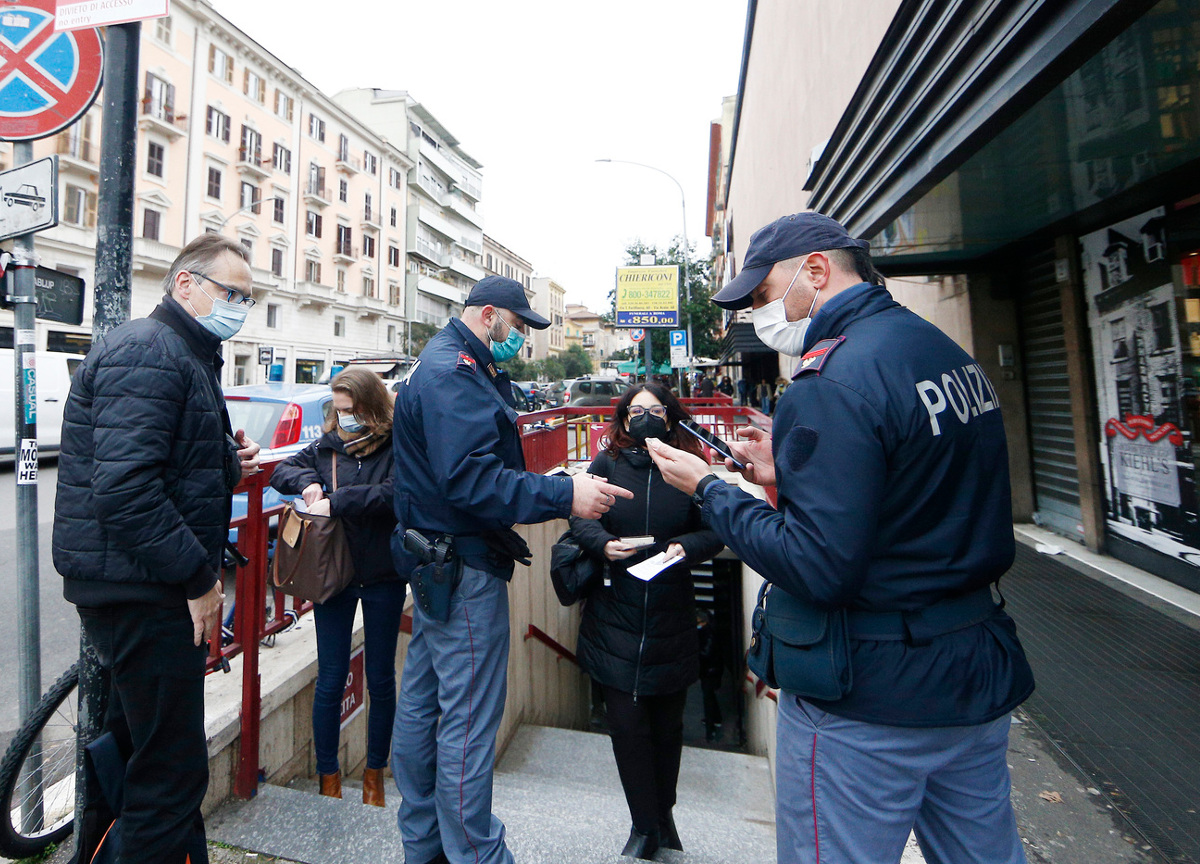 Obbligo vaccino, poliziotti No Vax perdono anche la pistola. Norma più dura Obbligo vaccino, poliziotti No Vax perdono anche la pistola. Norma più dura