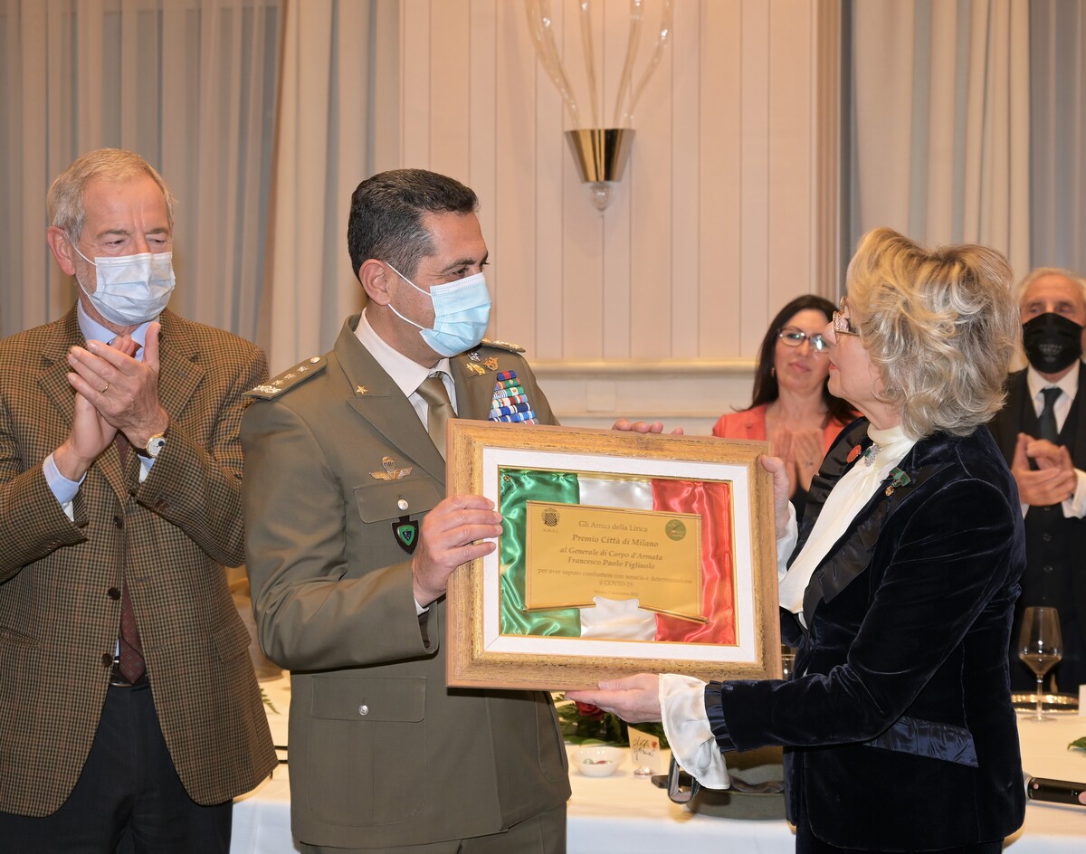 Vaccino bimbi, Figliuolo: “500 mila al giorno. Hub dedicati con area giochi”